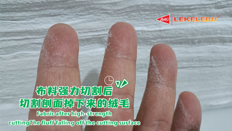 工业擦机布采用刀片切割方法，在切割案板现场残留的毛屑