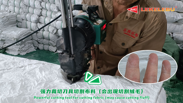 擦机布在强力裁切刀具切割布料（会出现切割绒毛）